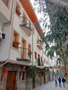 El Patio de Vespasiano-Calera- vistas a la iglesia junto al puerto - Castro-Urdiales