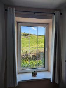 Cosy country cottage with log fireplace and views