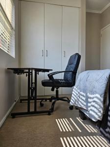 Modern En-suite bedroom wPrivate Bath