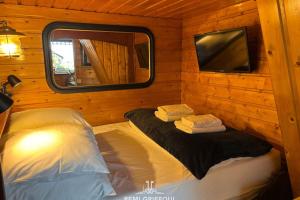 The Boat Central Terrace Retreat 2 Guests