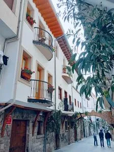 El Patio de Vespasiano- San Juan- vistas al ayuntamiento junto al puerto - Castro-Urdiales