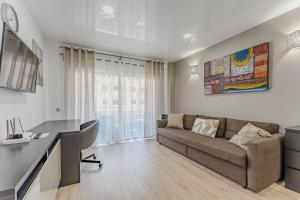 Modern sunny apartment 100m from the beach