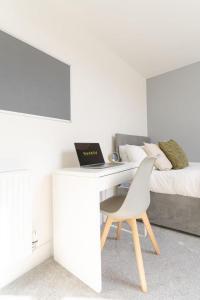 Stansted 1 - 6 Bedroom - 2 and a Half Bath