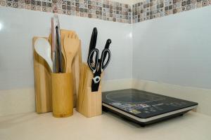 Cozy 2BR UnitN Free Pool Gym with Karaoke Netflix