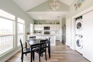 King Bed, Fireplace. Sleeps 8