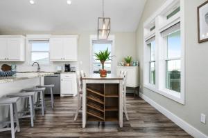 1 King, 4 Queens, Beachside