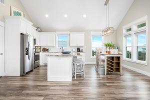 1 King, 4 Queens, Beachside