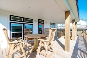 3BR 2.5BA King Bed Walk to Beach