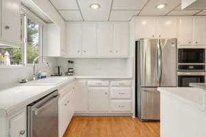 Vintage Vibes Near Airport Games Sleeps 8