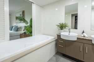 Kewarra Beach Studio Apt with Resort Pool and BBQ
