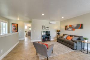 Modern Apt - 7 Mi to St Anthony Sand Dunes!