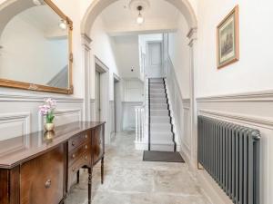 Riverside Georgian House with Hot Tub, Sauna & Parking