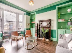 Riverside Georgian House with Hot Tub, Sauna & Parking