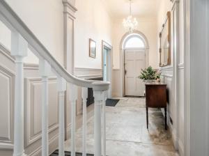 Riverside Georgian House with Hot Tub, Sauna & Parking