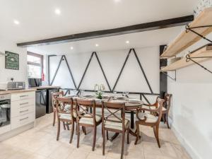 Riverside Georgian House with Hot Tub, Sauna & Parking