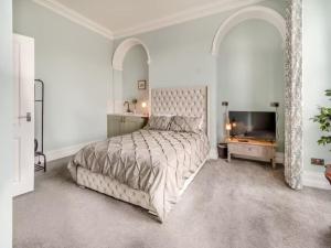 Riverside Georgian House with Hot Tub, Sauna & Parking