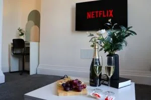 Brand New Modern Apartments Steps From Gloucester Quays - Hempstead