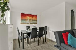 New King size bed apartment with free parking