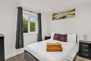 New King size bed apartment with free parking