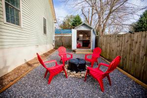 1 Mi to Dtwn Black Mountain Home with Patio and Yard