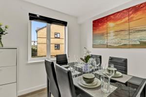New King size bed apartment with free parking