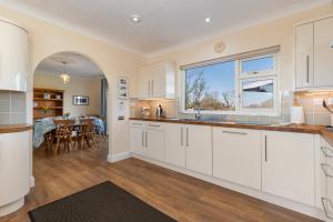 Honeyfield Lodge - Spacious Cottage Rural Views