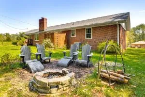 5 Mi to Lake Keowee Stylish Salem Home with Yard! - Walhalla