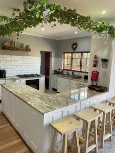 FIG TREE HOUSE Entire holiday home, self catering, 4 bedroom, 2 bathroom, deck and garden