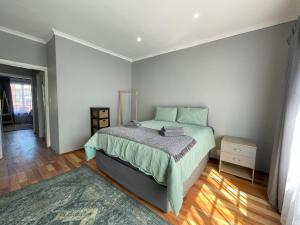 FIG TREE HOUSE Entire holiday home, self catering, 4 bedroom, 2 bathroom, deck and garden