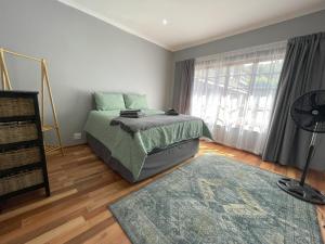 FIG TREE HOUSE Entire holiday home, self catering, 4 bedroom, 2 bathroom, deck and garden