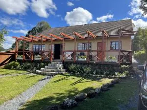 FIG TREE HOUSE Entire holiday home, self catering, 4 bedroom, 2 bathroom, deck and garden - Bothaʼs Hill