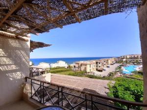 It has a very good looking view for sea and pool