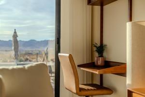 2 Bed plus sofa bed, 2 Bath Pool & Spa on 20 Acres, with Mountain Views