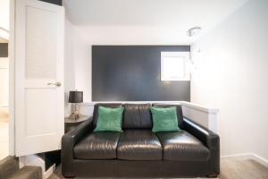 Modern Downtown Top Floor Penthouse With Bay Views