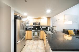 Modern Downtown Top Floor Penthouse With Bay Views