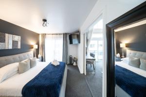 Space Needle Downtown Modern Top Story Penthouse