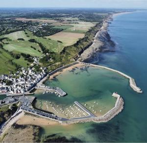Maisons de vacances L'effet mer Maison renovee lumineuse tout confort belle terrasse grand jardin clos sans vis a vis parking jeux pour enfants 5 mn a pied de la plage d'Asnelles et centre bourg - proche Bayeux au coeur des plages du debarquement : photos des chambres