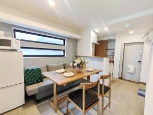 C3 Shibuya new hotel, 2 bedrooms and 1 living room, 7 mins to ST Max 6P 渋谷全新酒店 全新装修 两室一厅 交通中心 车站7分钟 最大6人 直达新宿 涉谷 表参道 品川 池袋 上野 代代木 银座 原宿