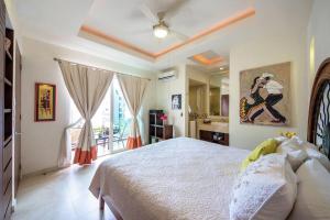 Luxury Condo in Romantic Zone, 2 Blocks from Beach