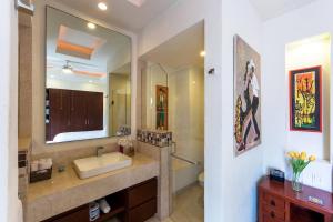 Luxury Condo in Romantic Zone, 2 Blocks from Beach