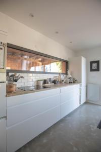 Villas Modern Villa Close to Beach : photos des chambres