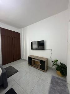 Modern Studio near Junction Mall Wi-Fi, Smart TV, Free Parking