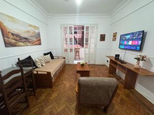 Amplo e Familiar a 50 Metros Praia DF242-201A