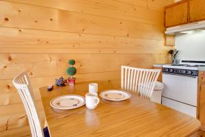 Mtn-View Porch: Arkansas Cabin Near White River