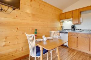 Mtn-View Porch: Arkansas Cabin Near White River