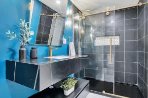 Urban Nest #2 Vibrant suite downtown by Proctors