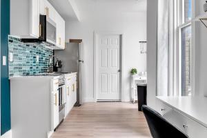 Urban Nest #2 Vibrant suite downtown by Proctors