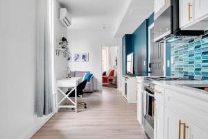 Urban Nest #2 Vibrant suite downtown by Proctors