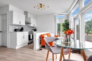 Urban Nest #3 Bright loft steps to Proctors