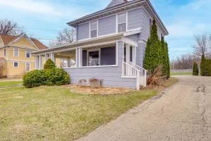 Walk to Dtwn Green Lake Peaceful Getaway with Porch - Ripon